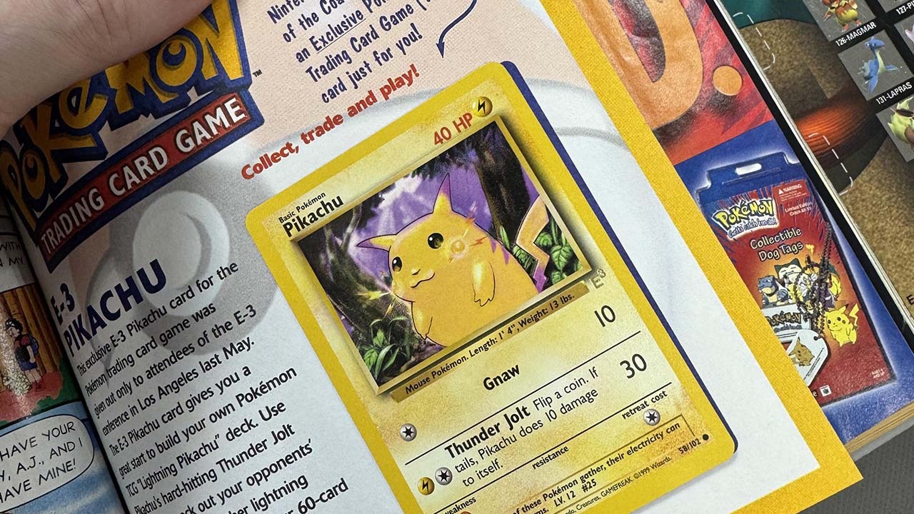 Pokémon TCG-Fan blättert durch altes Magazin und merkt, dass er