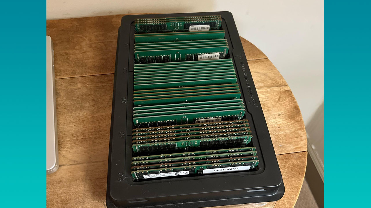 Glückspilz wird für Job mit 34 RAM-Sticks und nagelneuen SSDs entlohnt, die 16.000 Euro wert sind - "Ich wurde noch nie in Gold bezahlt"