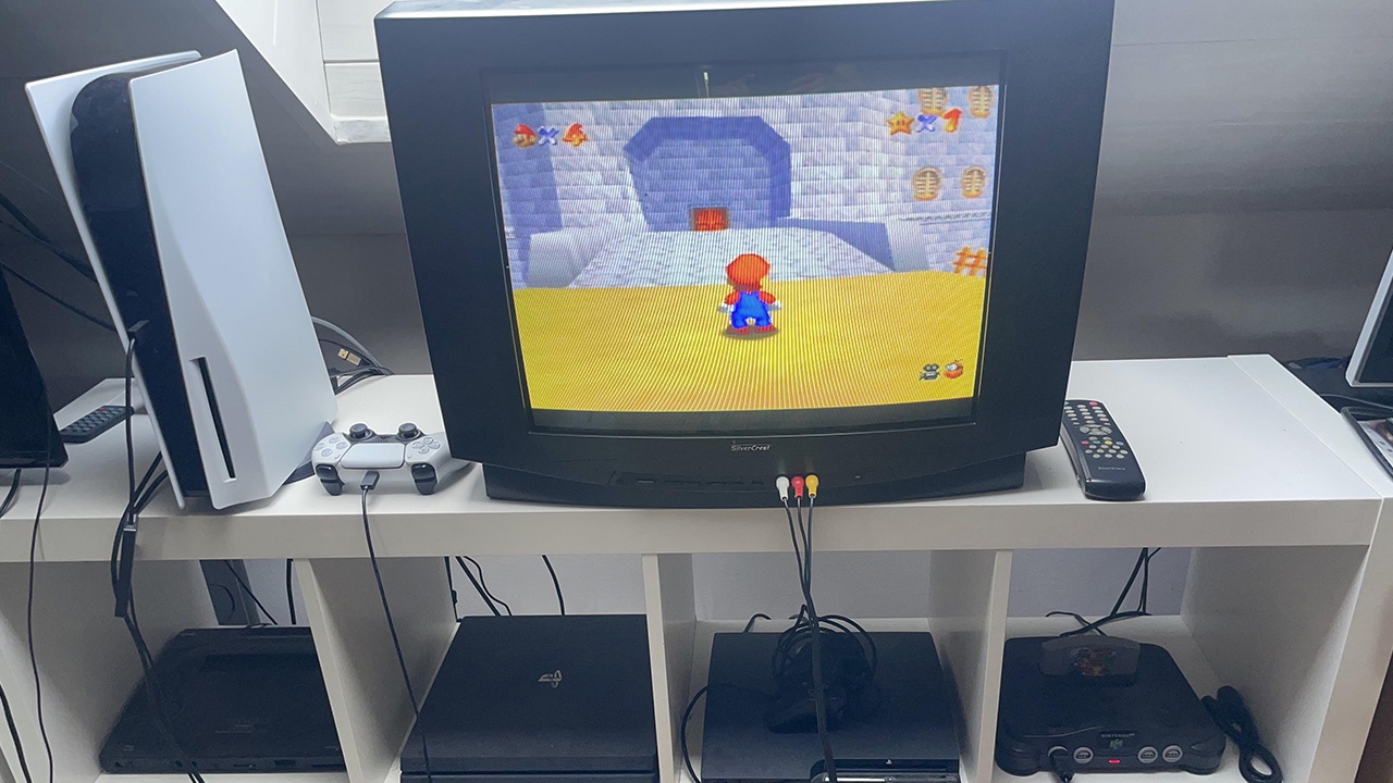 Deutsche Vermieterin will alten Röhren-TV von Lidl ausmisten - Schlaufuchs fragt, ob er ihn haben kann und hat jetzt funktionierenden Fernseher für seine Retro-Gaming-Ecke