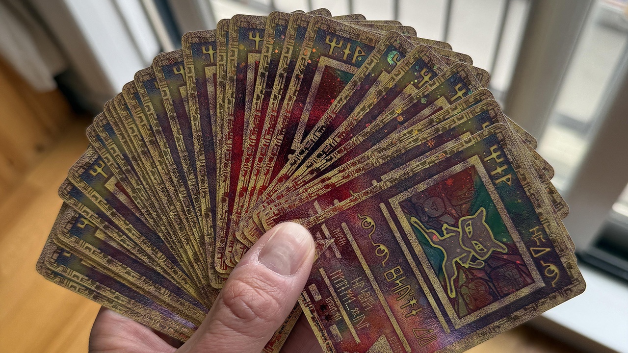 Pokémon TCG-Sammler räumt altes Kinderzimmer auf und findet 29 Ancient Mew-Karten, die er vergessen hatte - jede davon ist heute bis 2500€ wert