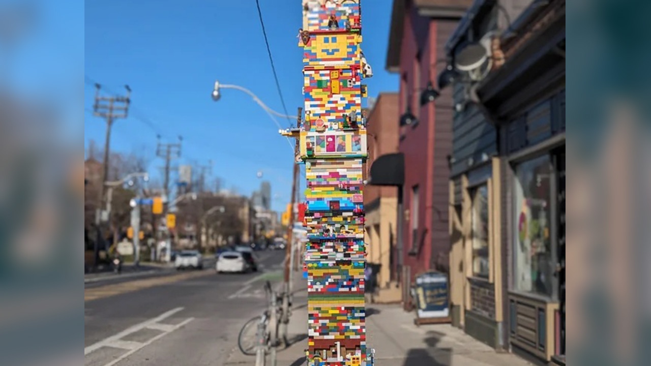 Die Bewohner dieser Stadt fanden einen Mast so hässlich, dass sie ihn mit tausenden LEGO-Steinen eingebaut haben und jetzt ist er das absolute Highlight der Straße