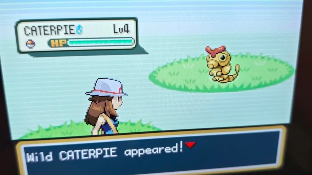 Freundin hat noch nie Pokémon gespielt, der Freund gibt ihr Feuerrot und innerhalb von 30 Minuten fängt sie ein Shiny-Raupi