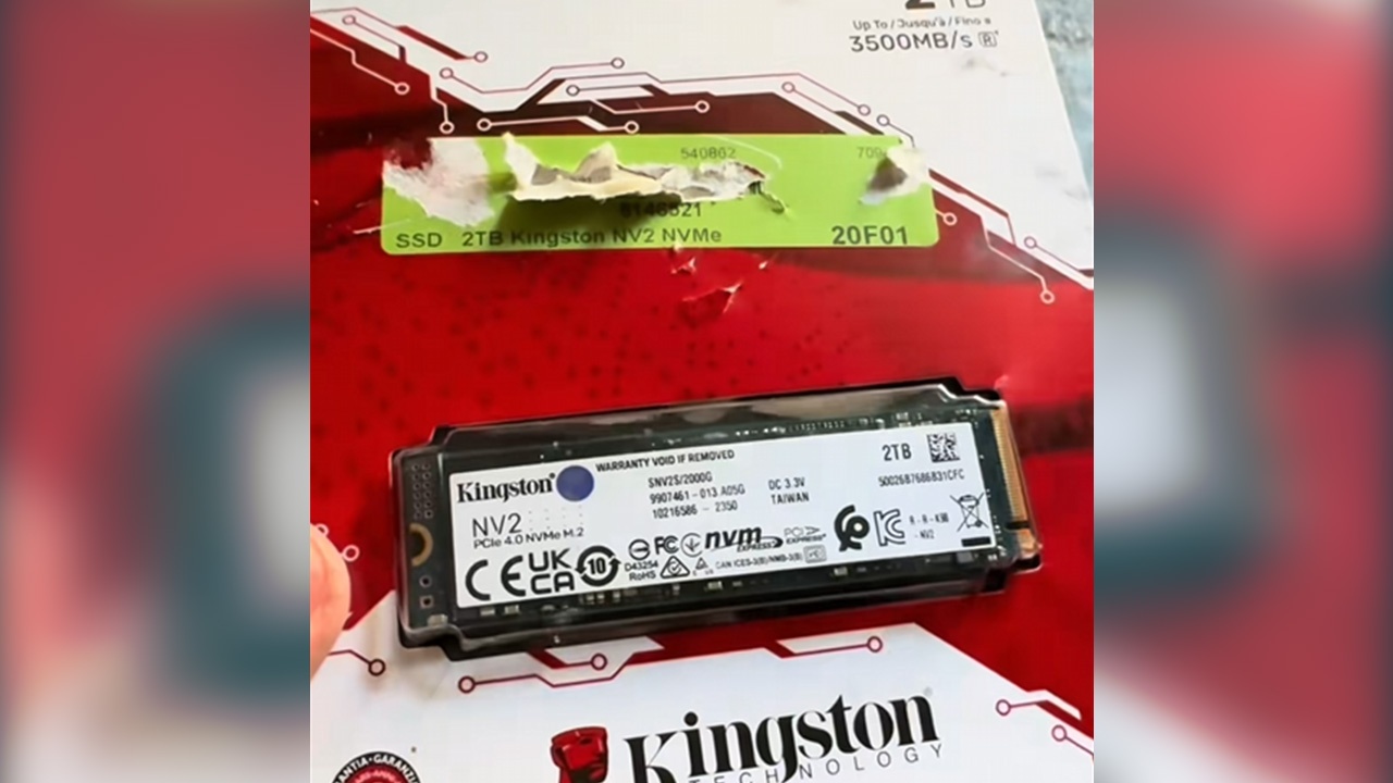 Deutscher Spieler findet überraschend nagelneue SSD in seinem Briefkasten - hatte sie vor 2 Jahren bestellt und sie steckte anscheinend in einer Sortiermaschine fest