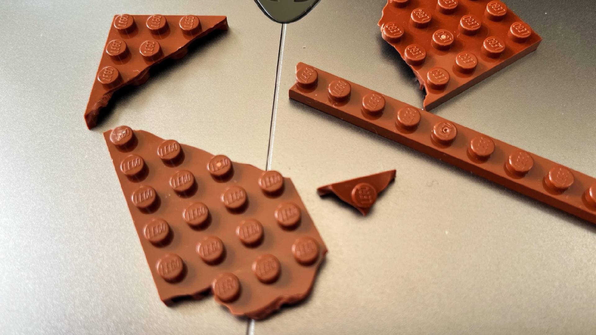 Habt ihr noch LEGO Sets, die vor 2018 erschienen sind, dann könnten euch bestimmte Steine in der Hand zerbröseln