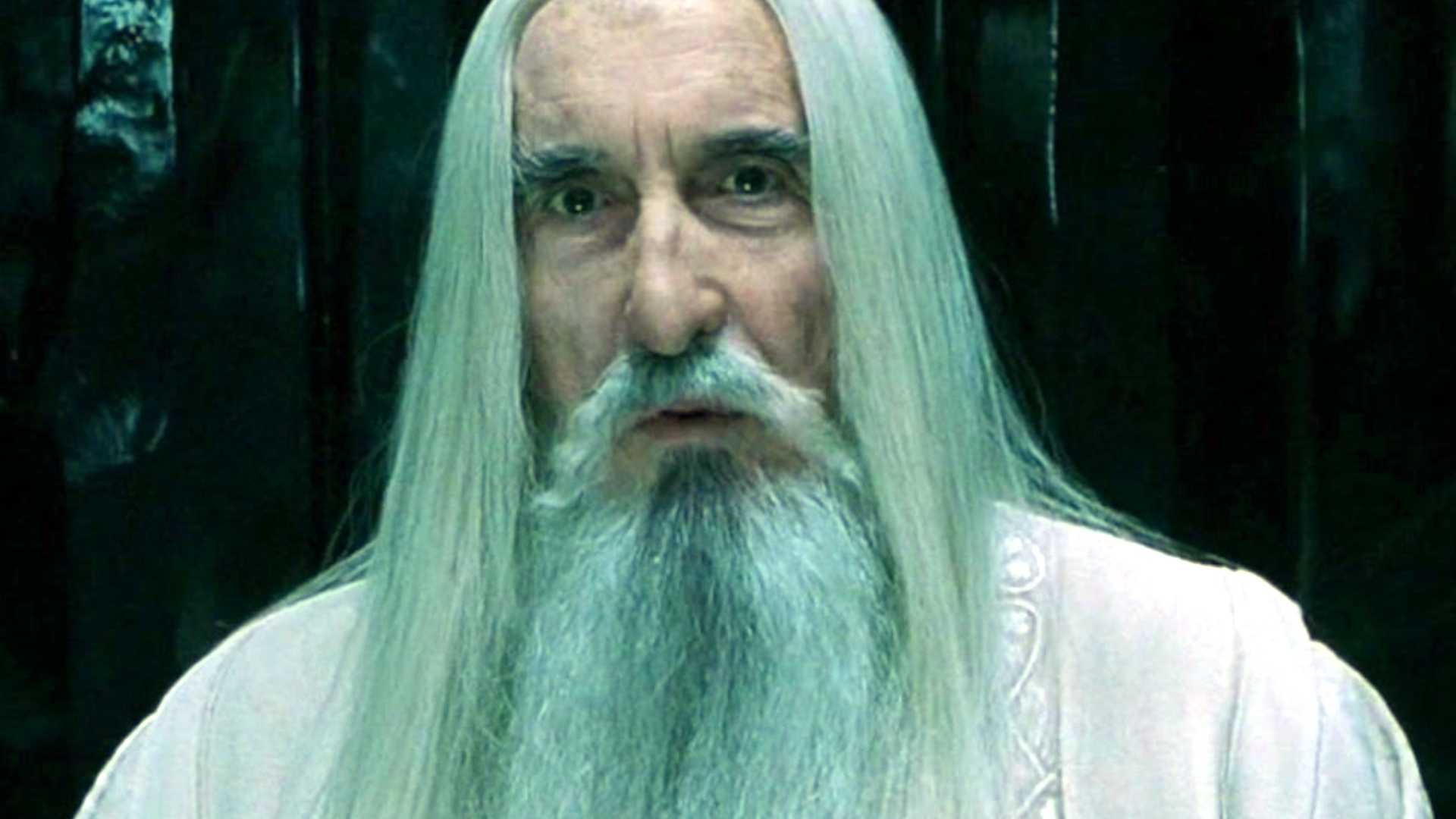 Plus de 9 ans après sa mort, Christopher Lee revient une dernière fois dans le rôle de Saroumane du Seigneur des Anneaux et sans aucune IA.