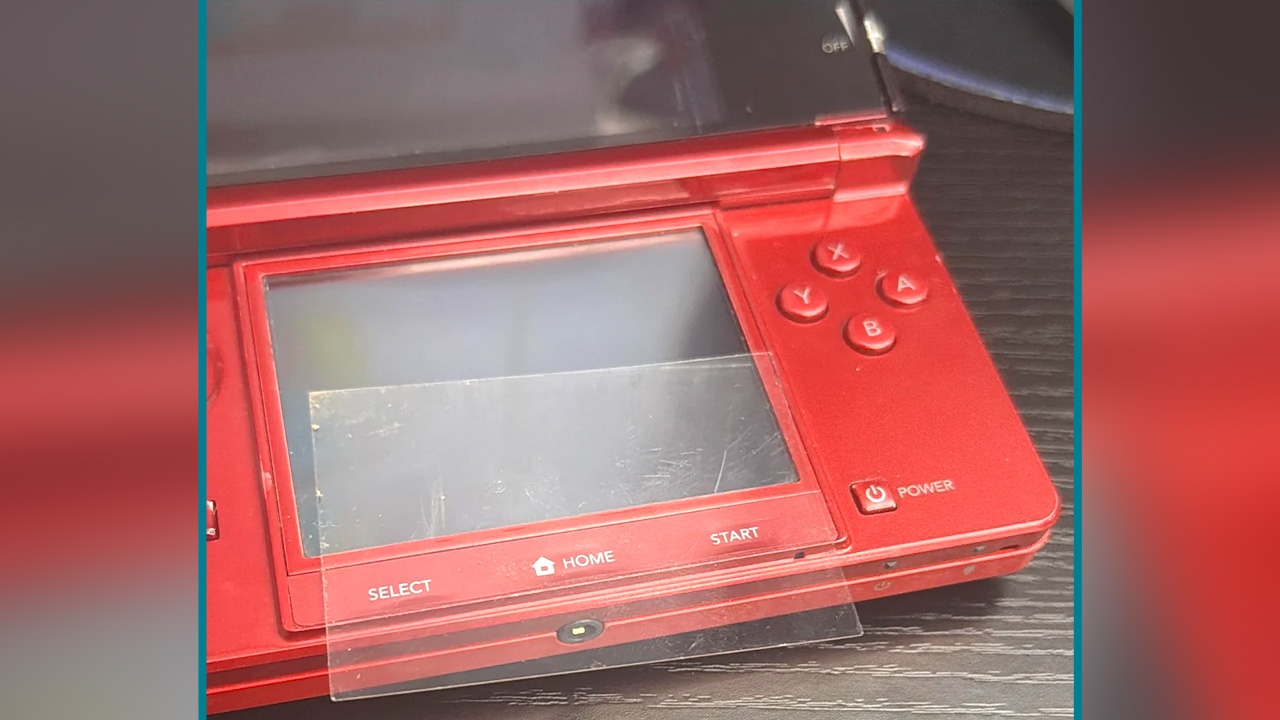 Nintendo-Fan bekommt schweinegünstig einen 3DS, der wegen eines "kaputten" Screens aussortiert wurde - 2 Jahre später stellt er fest, dass nur der Screen-Protector zerkratzt war