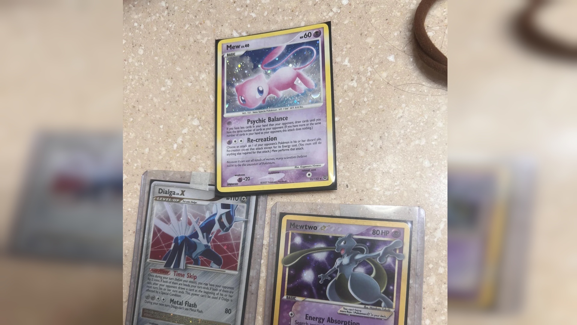 Seine Tante schenkt ihm die alte Pokémon TCG-Sammelmappe seines Cousins - und schon eine Karte davon ist mehrere tausend Euro wert