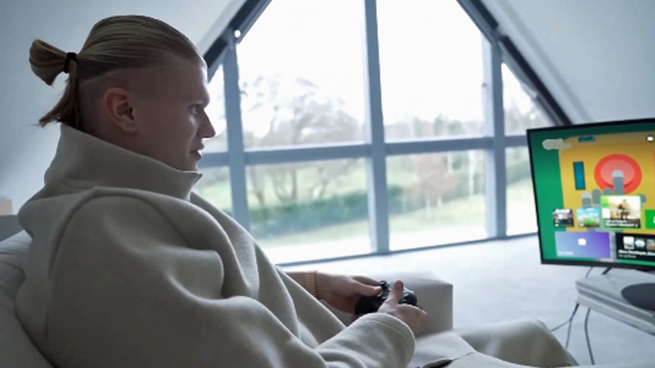 WM-Star Erling Haaland zockt privat Shooter-Klassiker auf der Xbox und hat sogar ein kurioses Xbox-Accessoire zuhause