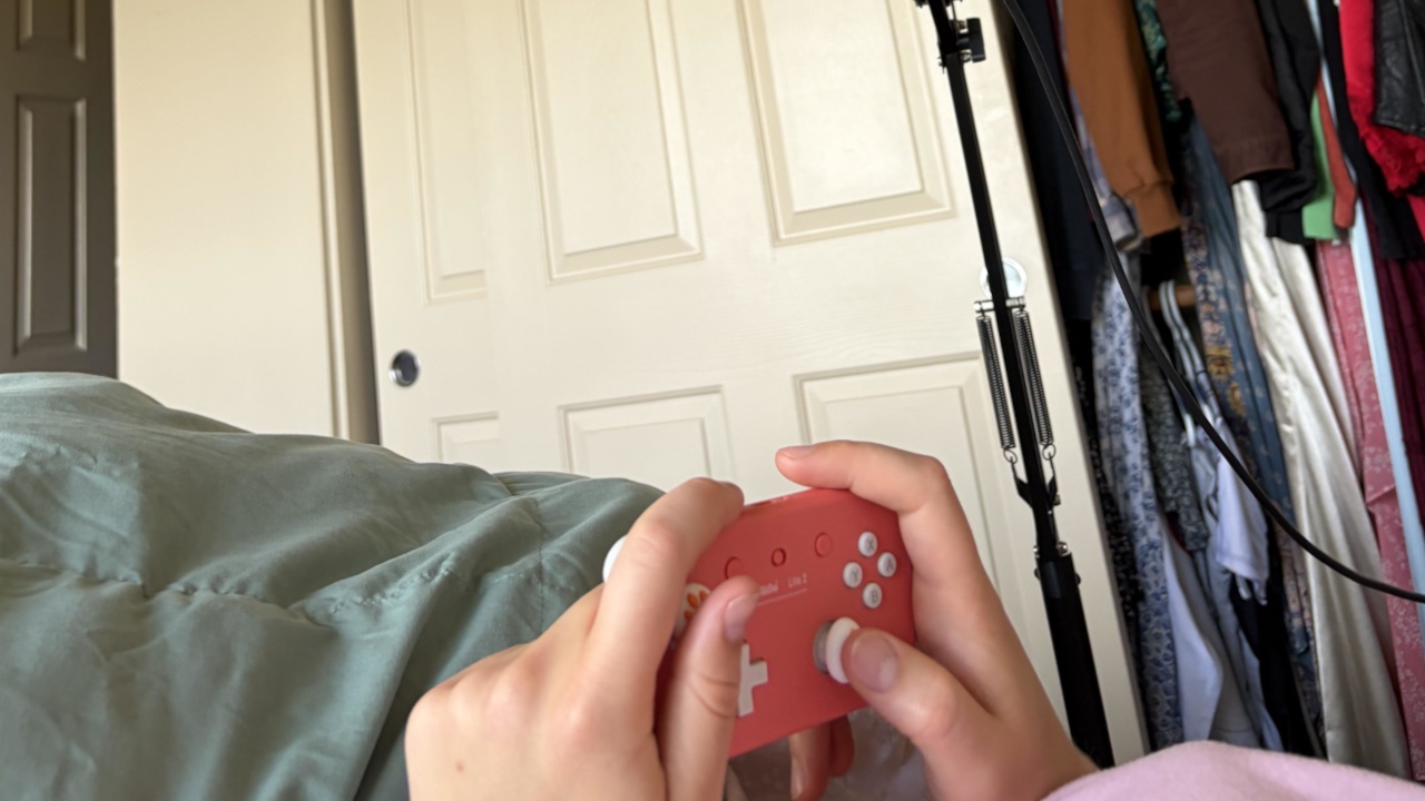 Er zeigt das geniale Gaming-Setup seiner Frau: Sie spielt Switch mit Kindle-Stand und 8BitDo-Controller und es sieht super bequem aus