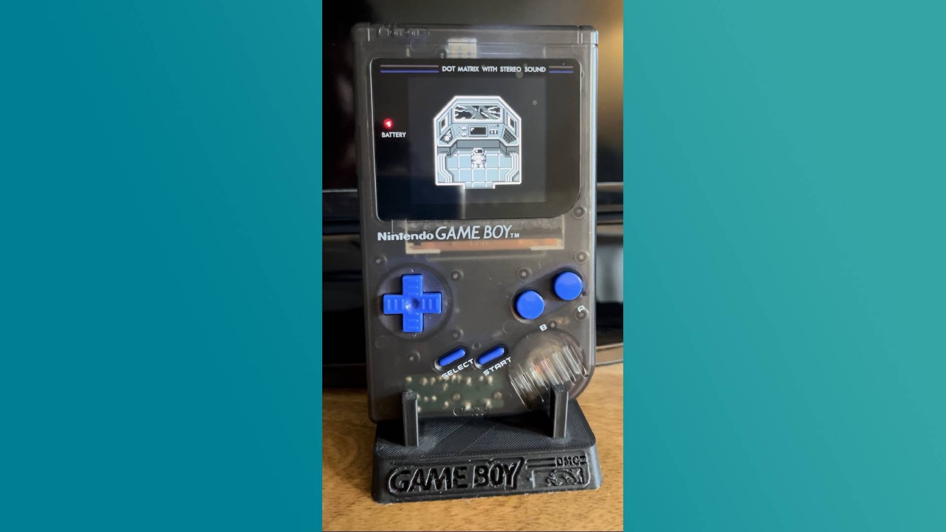 Nintendo-Fan leiht sich alten Game Boy eines Freundes, aber der ist komplett verranzt - motzt ihn kurzerhand für den Kumpel und seine Kinder auf