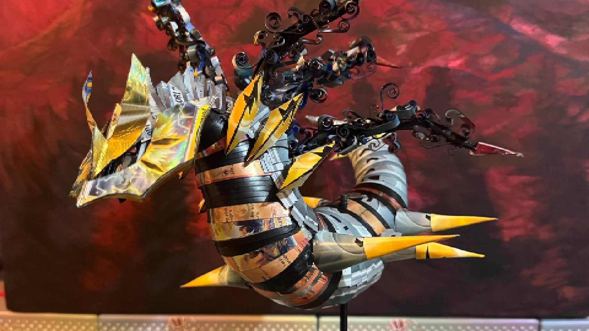 Diabolischer Pokémon TCG-Fan baut beeindruckende Giratina-Skulptur, indem er etliche Pokémon-Karten einfach zerschneidet