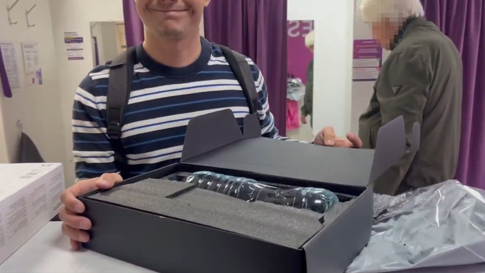 Pechvogel kauft sich 1.000 Euro-Grafikkarte, öffnet das eingeschweißte Paket und findet nur eine Wasserflasche drin - hat es sogar live auf Video