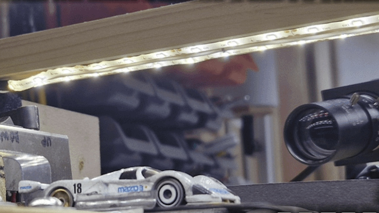 Hot Wheels-Fan lässt ein Mazda-Auto 13 Tage lang am Stück über 54000 Maßstabs-Kilometer fahren, holt damit den Rekord, das Auto ist aber danach zerstört