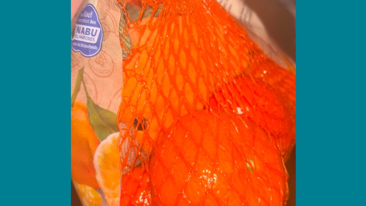 Sie kauft ihrer Freundin ihr erstes Jellycat und verschenkt die Plüsch-Mandarine inmitten von Rewe-Mandarinen