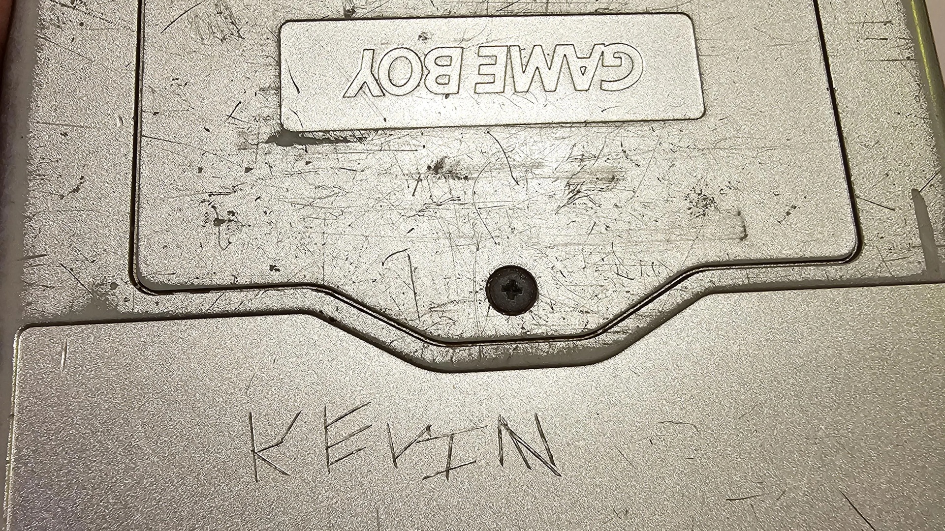 Une joueuse achète une Game Boy Advance en ligne pour sa fiancée, puis se rend compte que le nom "Kevin" est gravé dessus