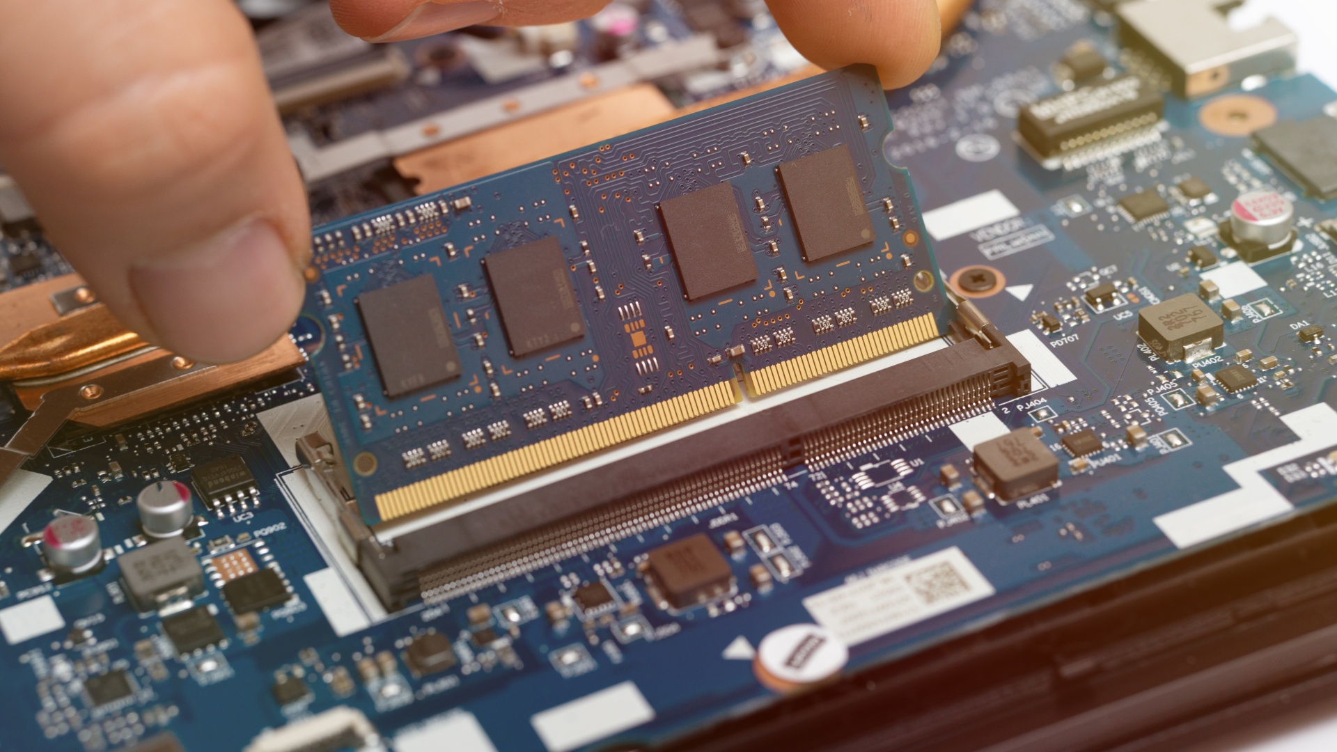 Spieler baut vor 8 Monaten PC und bekommt den Tipp, doppelt so viel RAM zu verbauen wie ursprünglich geplant - jetzt, da die Preise explodieren, kann er sein Glück kaum fassen