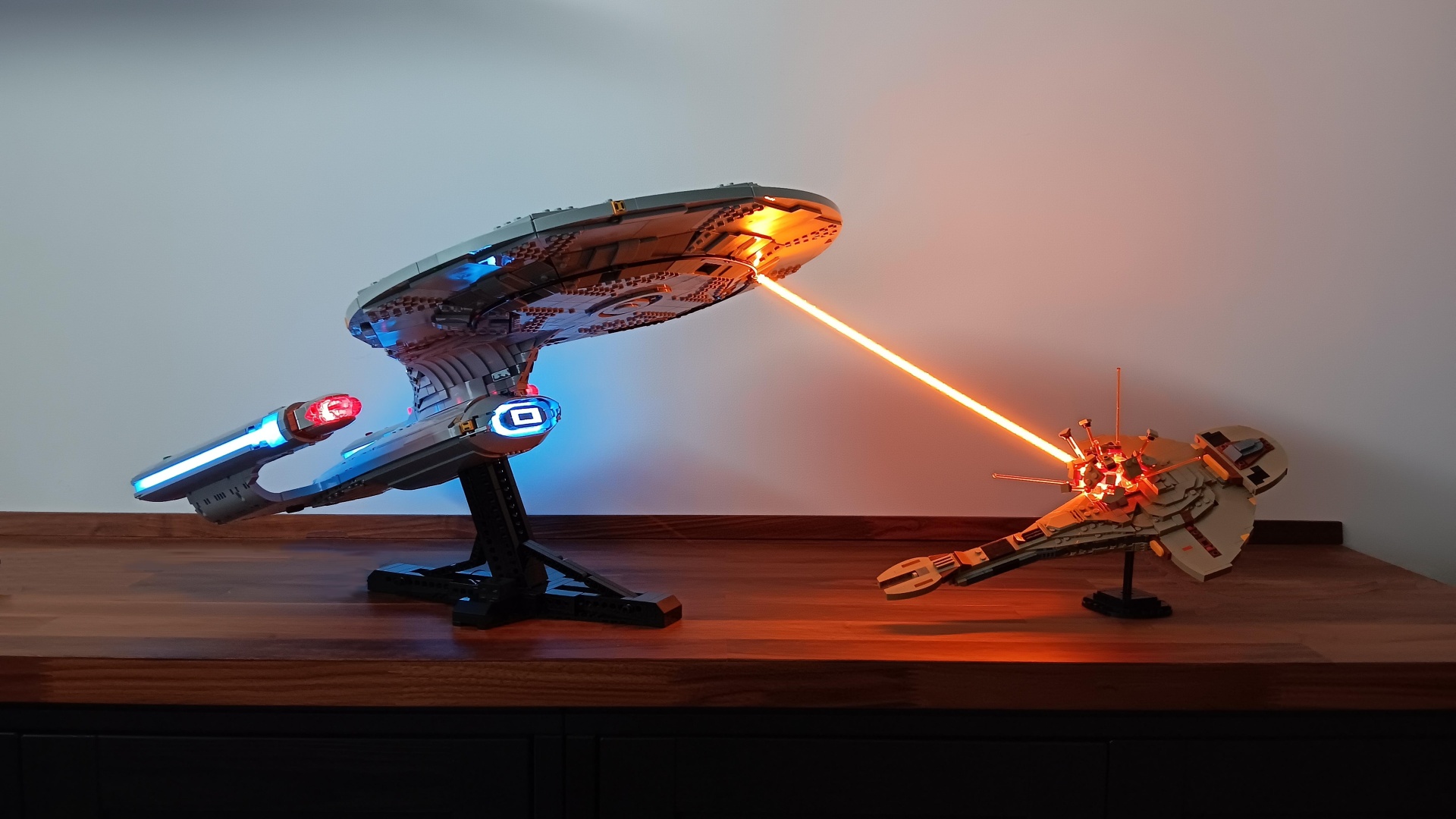 LEGO-Fan verpasst der Enterprise einen funktionierenden Phaser – und baut sich damit seine eigene Star-Trek-Schlacht