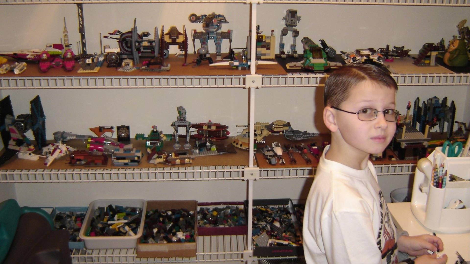 Uroma richtet für Enkel ein eigenes "LEGO-Büro" ein - 20 Jahre später entdeckt er die Fotos davon wieder