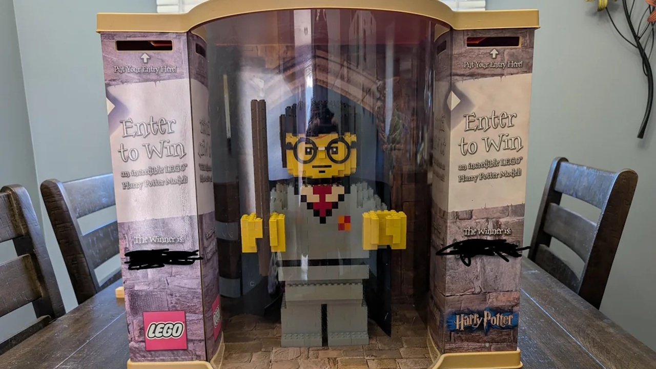 LEGO-Glückspilz hat vor 24 Jahren große und super seltene Harry Potter-Statue bei einem Spielzeugladen gewonnen - wird aktuell für 1600 Dollar angeboten