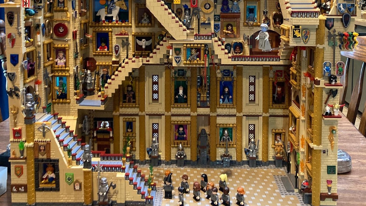 LEGO-Fan baut gigantisches Harry Potter-Treppenhaus und sein Sohn programmiert ihm sogar die Treppen, damit sie sich bewegen