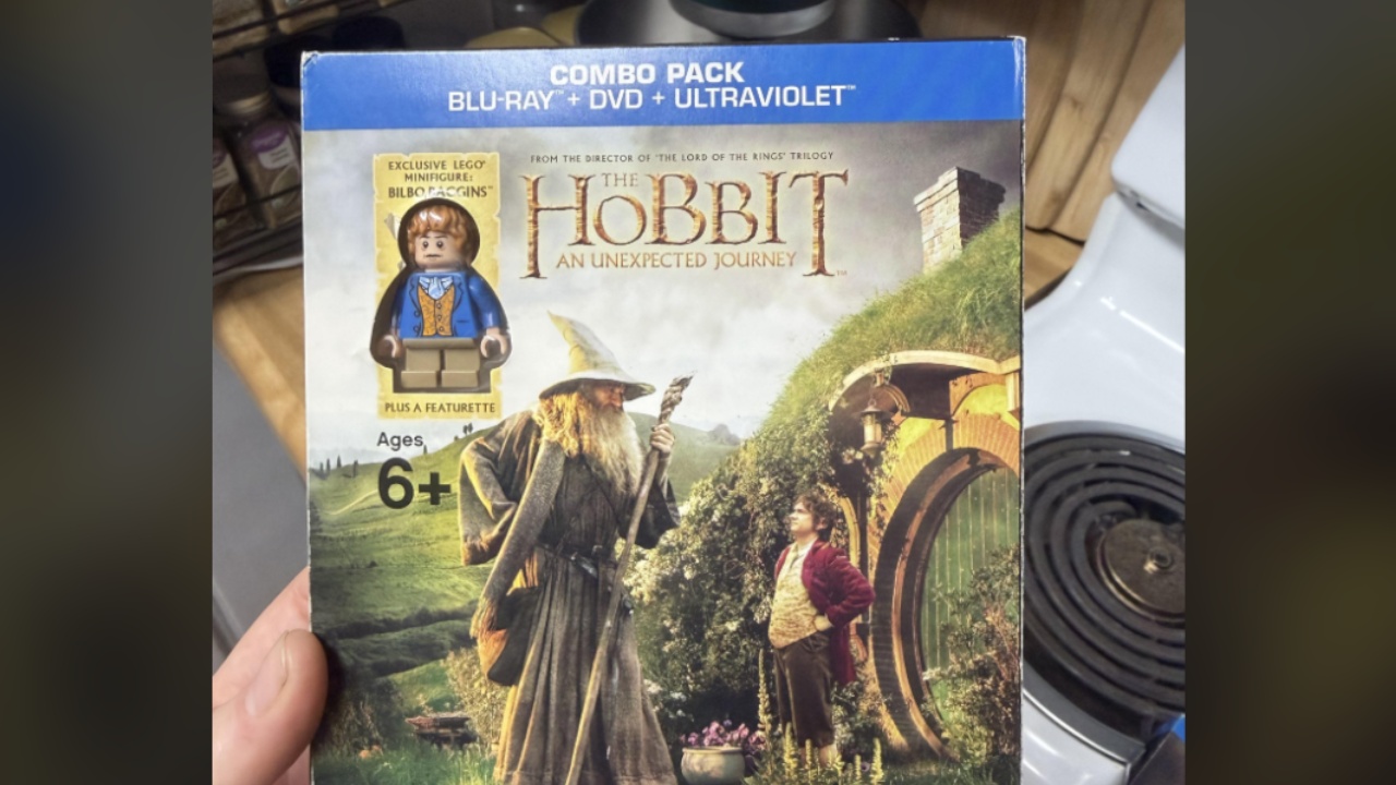 LEGO-Glückspilz findet berüchtige Bilbo-Minifigur im blauen Gewand in alter Blu-ray-Box für schlappe 4 Euro - ist heute fast 400 Euro wert