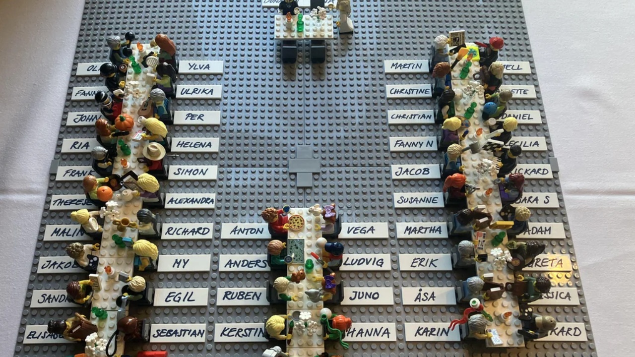 Ehegatte Jonathan baut für all seine Hochzeitsgäste eine Sitzordnung aus LEGO - und am Ende darf jeder sein Figürchen mit nach Hause nehmen