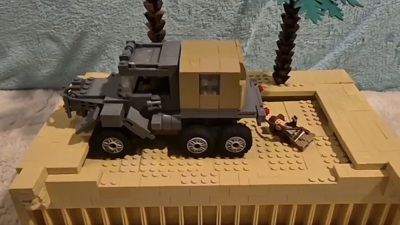 LEGO-Fan baut kultige Indiana Jones-Szene nach und schleift den armen Indy dank Motor dauerhaft hinter einem Truck her