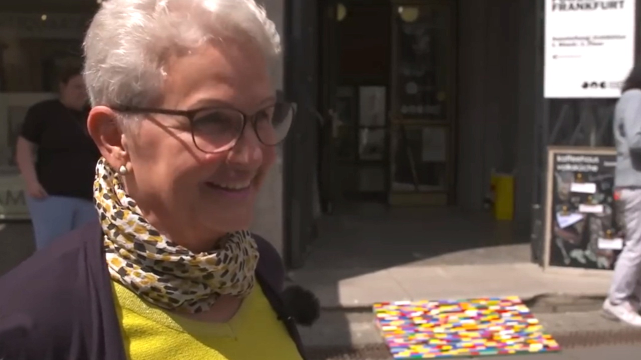 Die LEGO Oma aus Deutschland baut seit 7 Jahren Rampen für Rollstühle aus gebrauchten LEGO-Steinen und ist mittlerweile ein echter Star