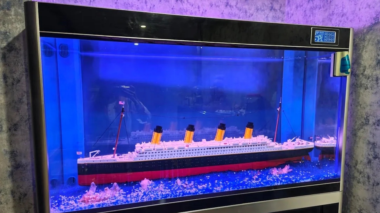"Erfolgreich versenkt": LEGO-Fan packt die Titanic in ein Aquarium