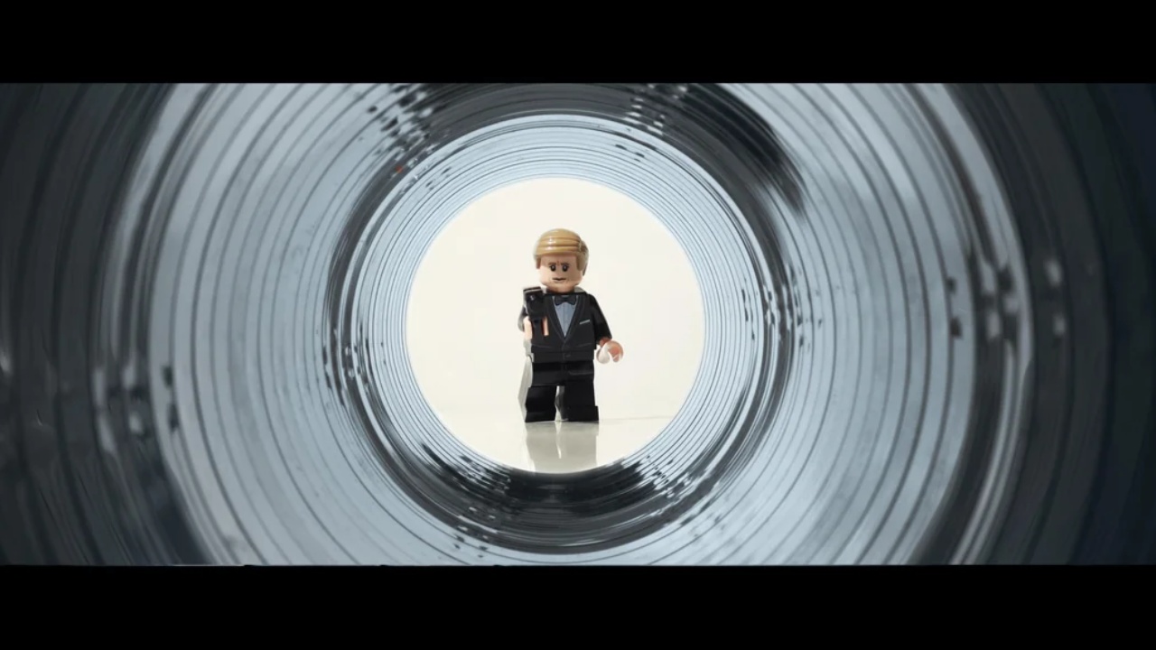 LEGO-Fan baut mit 50 mal dem gleichen Teil die wahrscheinlich legendärste James Bond-Szene nach