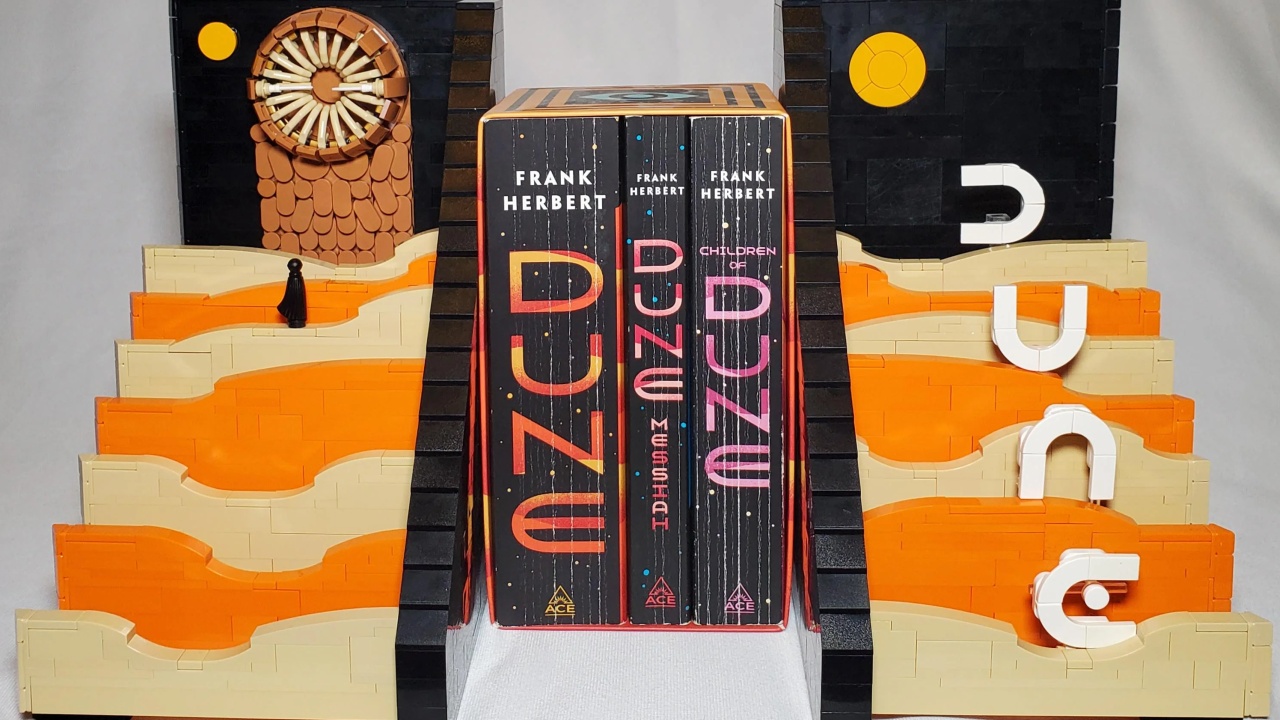 LEGO-Fan baut richtig cleveren Dune-Book Nook, der sich in 2 Buchstützen verwandelt und zeigt ihn im Video
