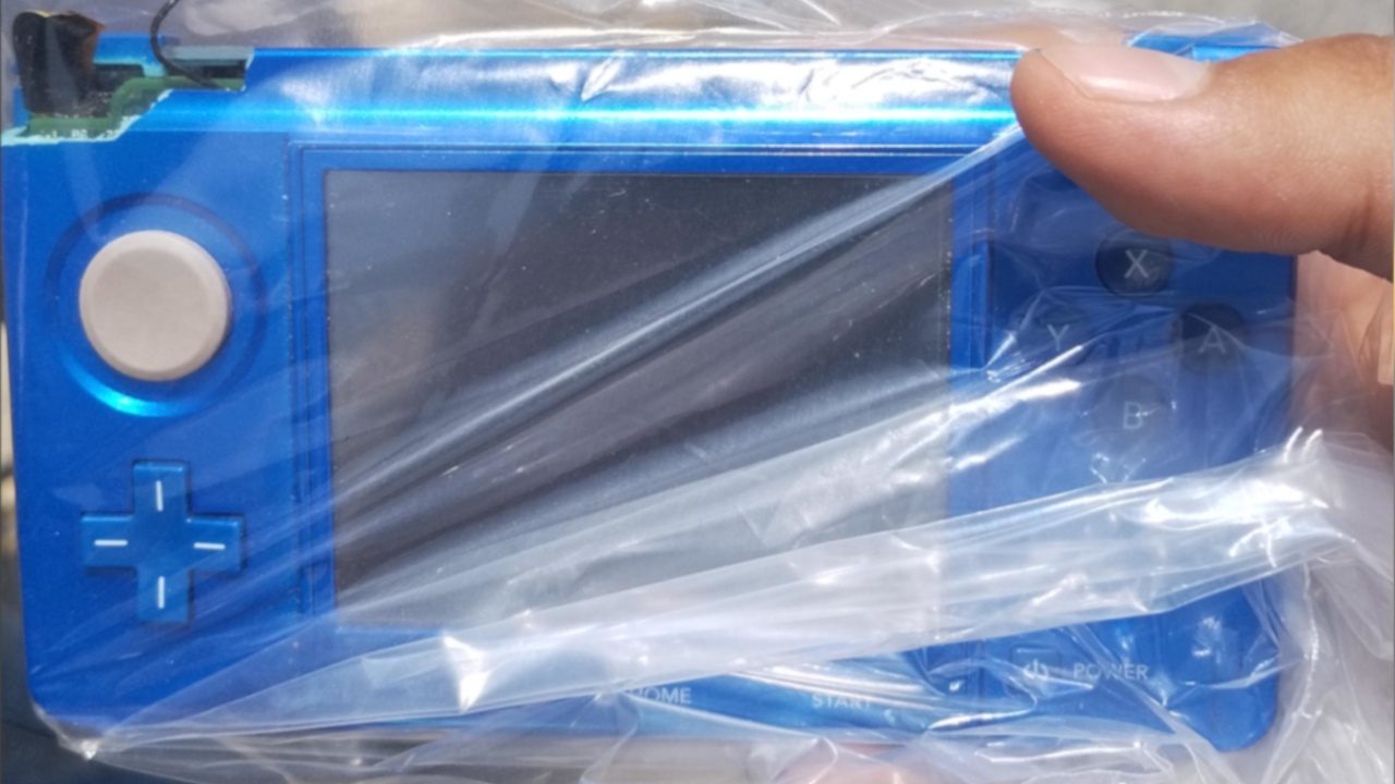 Glückspilz kauft völlig zerstörten Nintendo 3DS auf Flohmarkt - Im Inneren entdeckt er eine alte microSD-Karte und ist überrascht, was er darauf findet