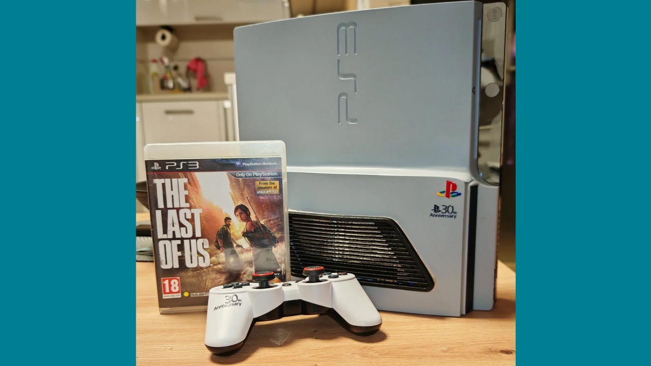 Pfiffiger PlayStation-Tüftler zerlegt seine PS3 und motzt sie mit Bauteilen aus einem Server auf - "Jetzt ist es eine PS3 Slim Pro"