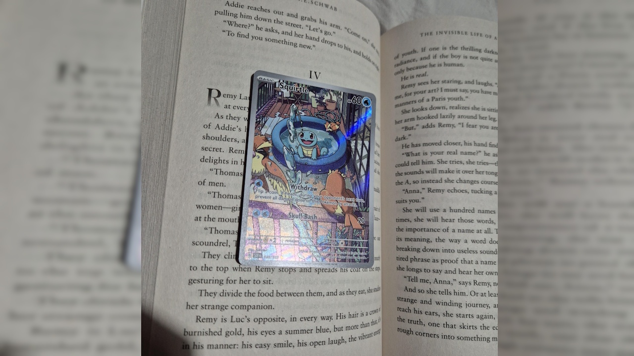 Pokémon TCG-Fan stellt fest, dass eine Freundin eine wertvolle Karte einfach als Lesezeichen nutzt – ohne Sleeve