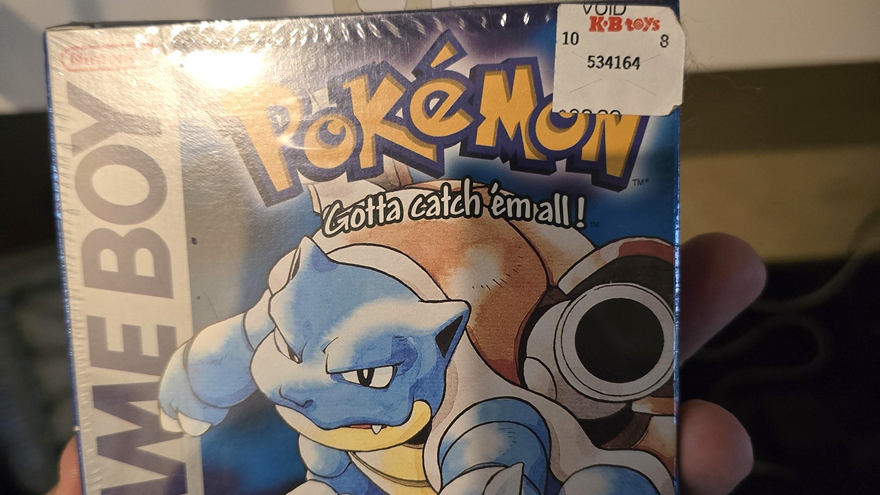 Pokémon-Fan findet nach Jahrzehnten originalverpackte blaue Edition im Schrank der Eltern - ein Schreibfehler darauf macht sie tausende Dollar wert