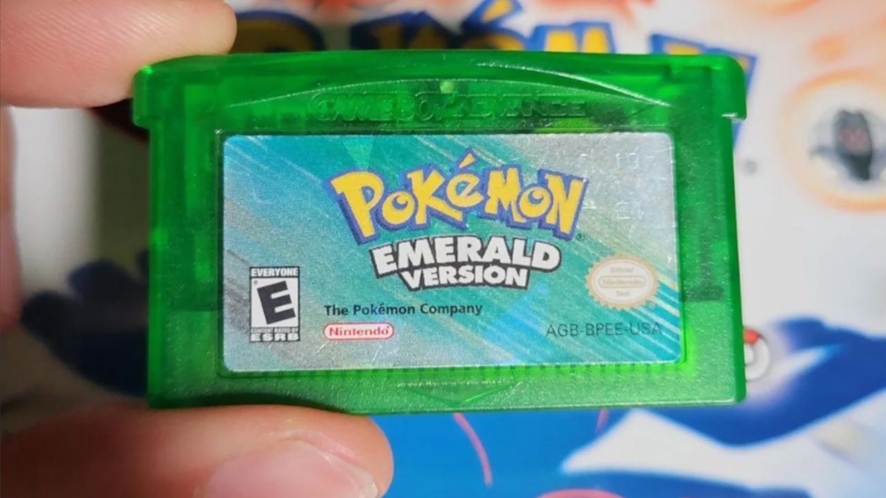 Spieler findet gebrauchtes Pokémon Smaragd-Modul mit fast perfektem Spielstand - bringt's nicht übers Herz, ihn zu löschen und fängt die 7 restlichen Pokémon