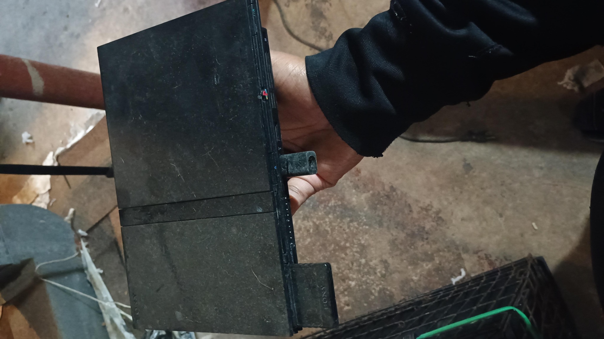 "Ein Teil meiner Kindheit" - PlayStation-Fan räumt seinen Keller auf und findet dabei eine PS2, die ihm sein verstorbener Vater gekauft hat