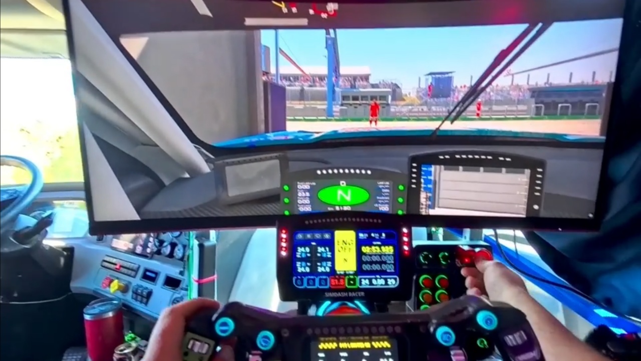 LKW-Fahrer installiert komplettes Rennsimulations-Kit auf seinem Beifahrersitz - zockt damit, während er im Stau steht