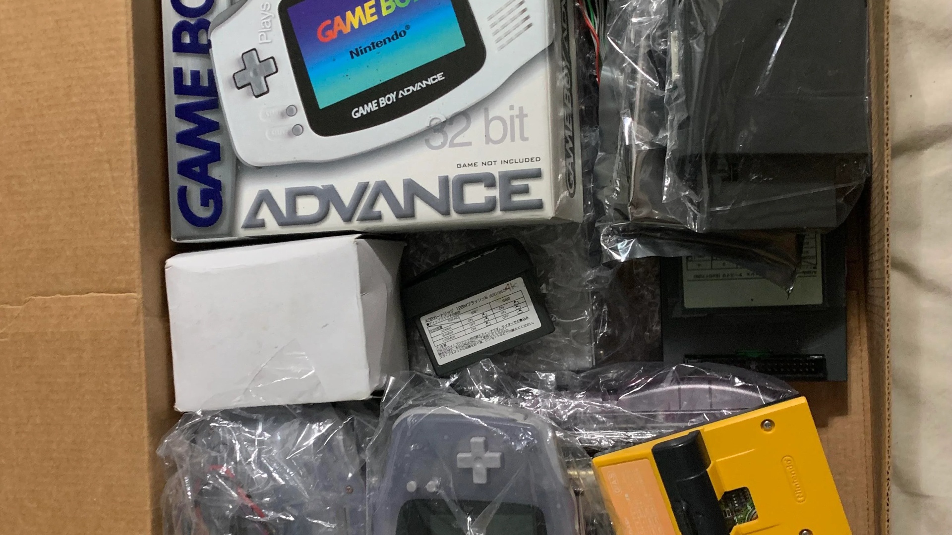 Spieler kauft "seltsame" Game Boys bei Garagen-Sale - dann stellt sich heraus, dass die Geräte seltene Dev-Kits und wohl richtig viel Geld wert sind