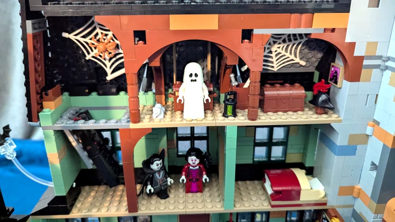 LEGO-Fan hat jahrelang Teile gesammelt und daraus jetzt eines der berühmtesten Spukhäuser der Fernsehgeschichte gebaut