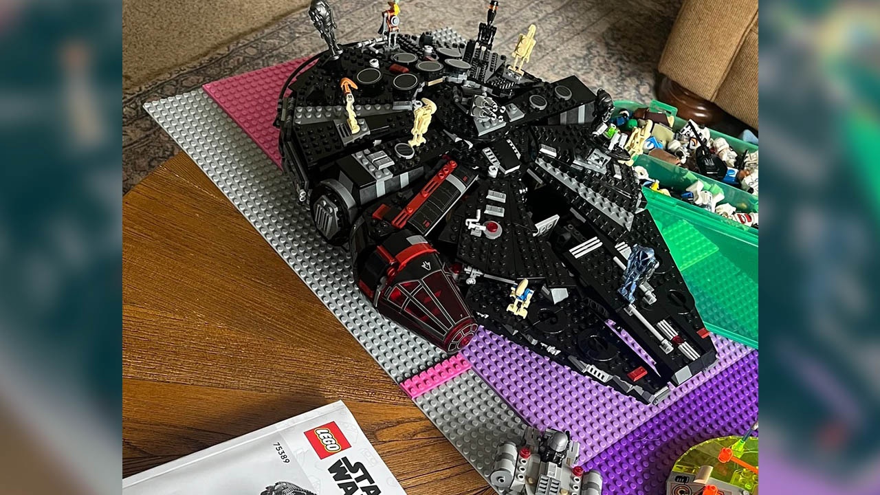 LEGO-Glückspilz ergattert dunklen Millennium-Falken zum Schnäppchenpreis, weil der Verkäufer einen Abrechnungsfehler begeht