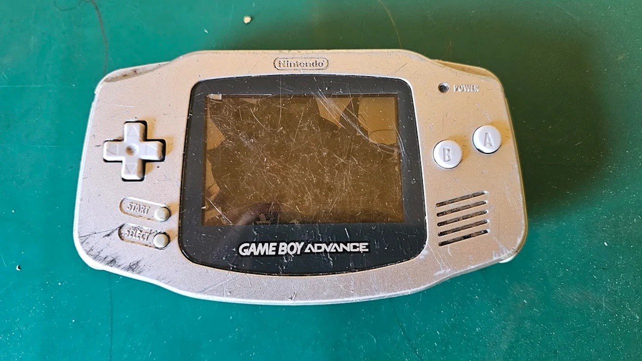 Typ findet komplett zerschrotteten Gammel-GBA, den wir direkt in den Müll geworfen hätten - Tage später ist er kaum wiederzuerkennen