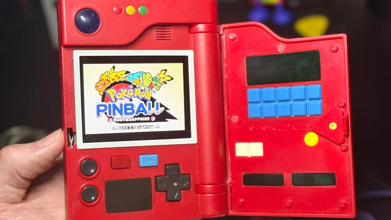 Pokémon-Fan stopft Hardware seines Nintendo DS in Pokédex-Spielzeug von 1996 und kann darauf sogar zocken - nur keine DS-Spiele
