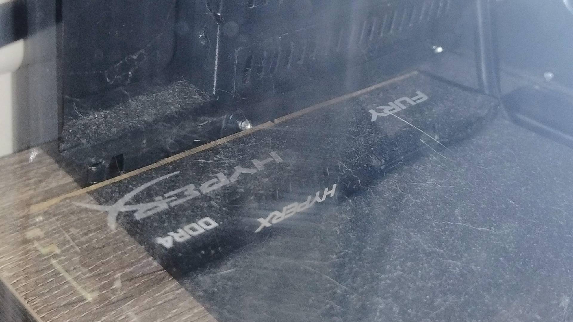 PC-Spieler wundert sich zweieinhalb Jahre lang, warum sein Computer kaum Arbeitsspeicher hat - findet zweiten RAM-Riegel beim Staubwischen lose im Gehäuse liegen