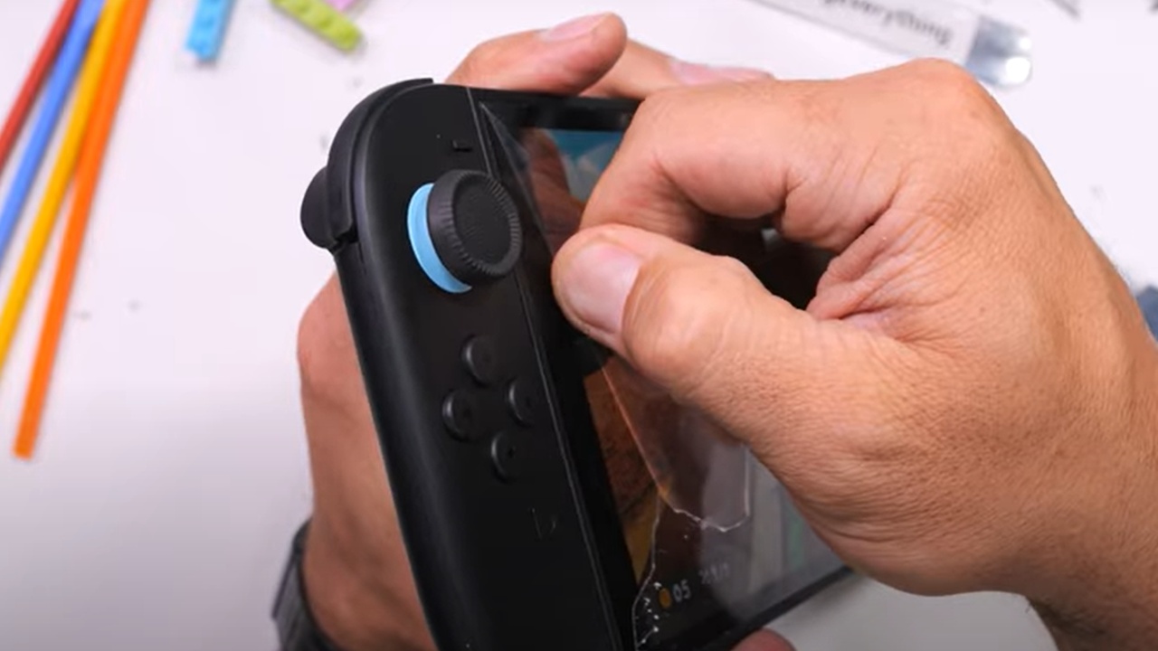 Diabolischer Tech-Nerd zieht Schutzfolie von Switch 2 ab, die wir laut Nintendo auf keinen Fall abmachen sollten und es tut einfach nur weh beim Angucken