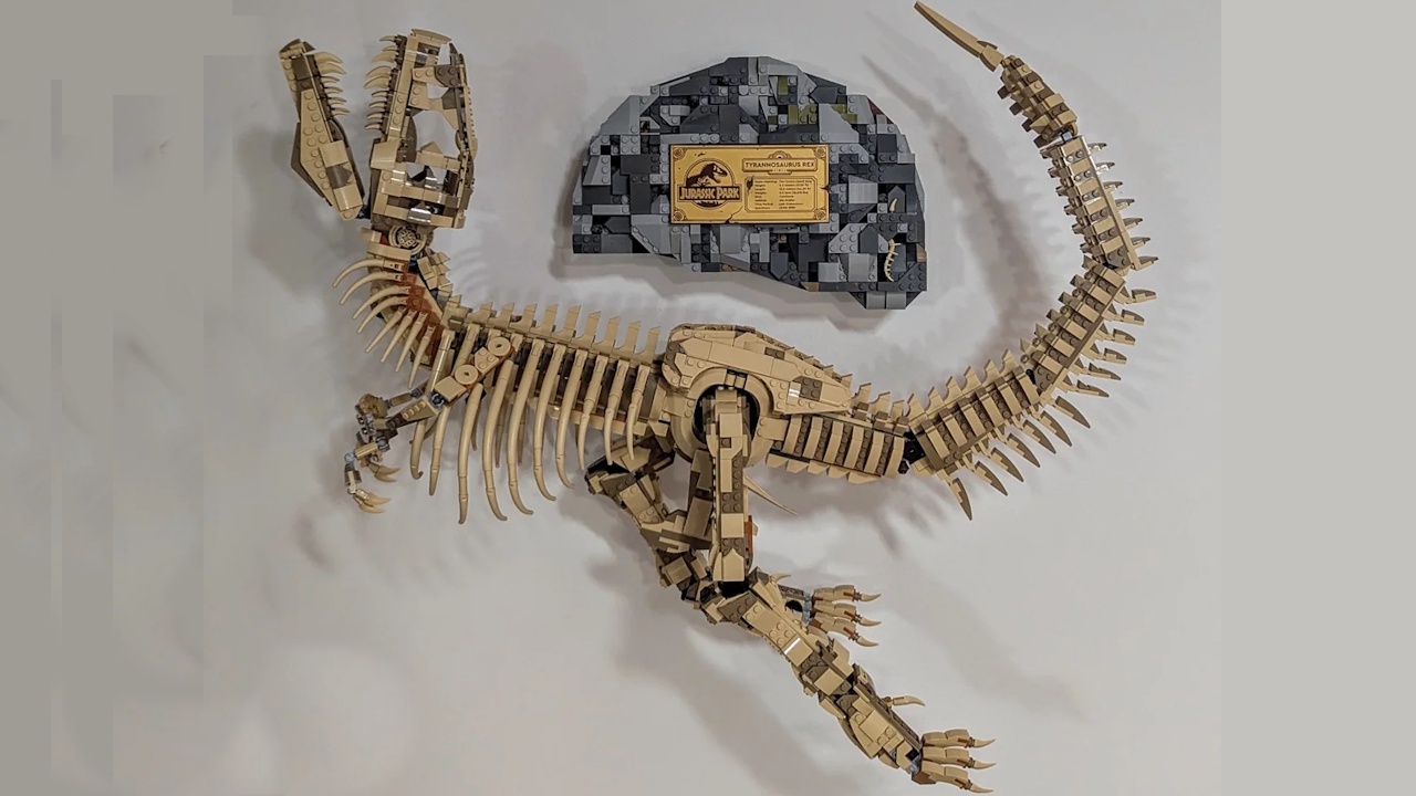 LEGO-Baumeister verpasst seinem T-Rex-Skelett die Todespose, in der diese auch in der Realität gefunden werden - verwendet dafür fast keine Zusatzteile
