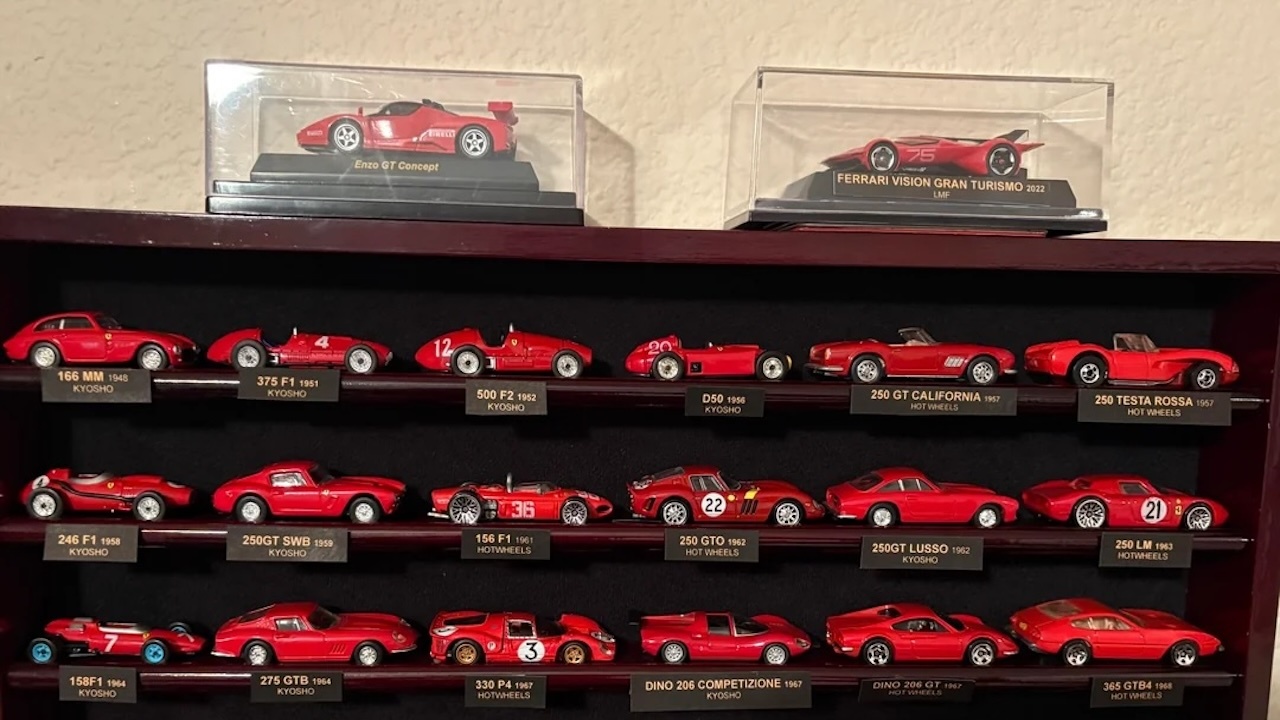 Vater und Sohn sammeln jedes rote Ferrari-Modell von Hot Wheels - nach neun Jahren ist ihre Sammlung endlich komplett