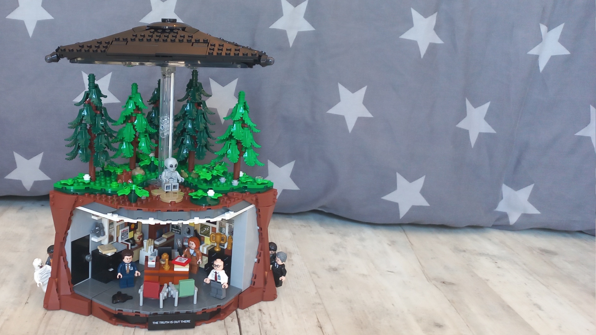 Wir zeigen euch das Akte X LEGO-Diorama mit all seinen Details