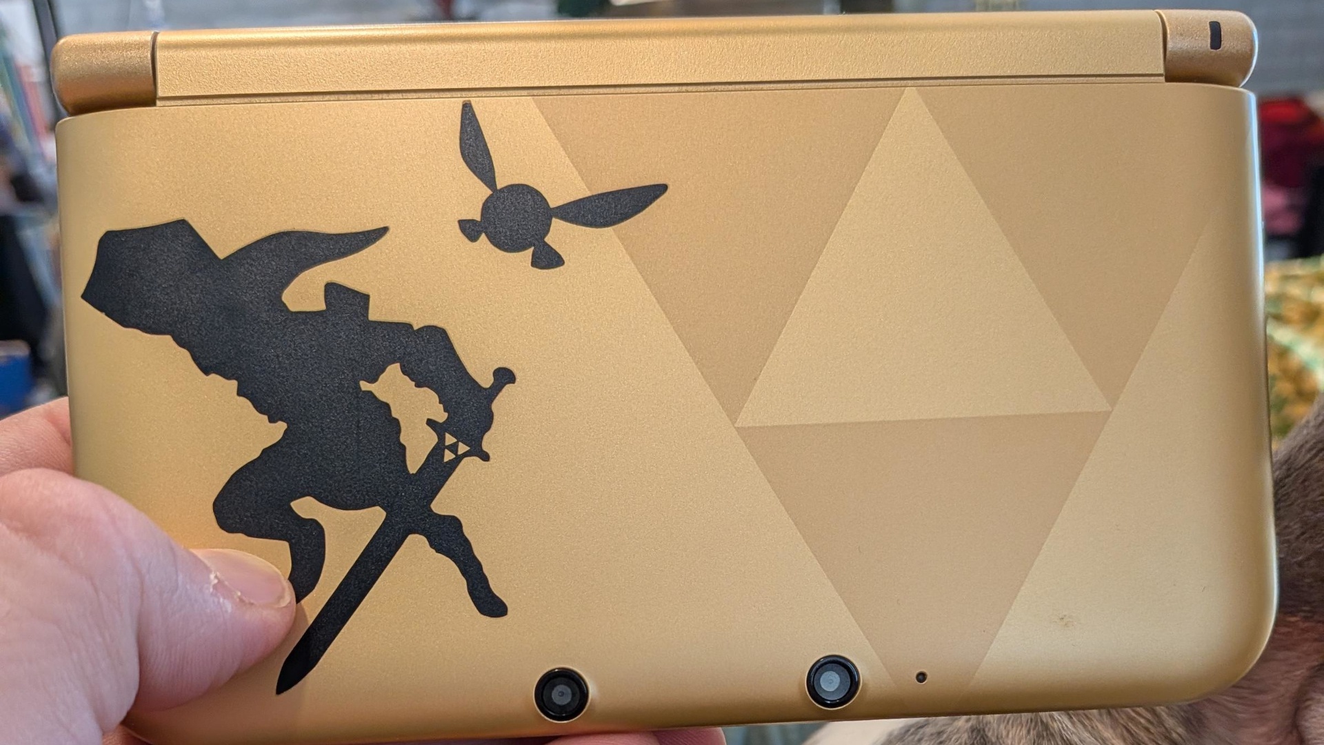 News: Eltern räumen alten Kinderschrank aus und finden in einer Ecke einen hervorragend erhaltenen Nintendo 3DS: "Wolltest du das oder kann ich es wegwerfen?"